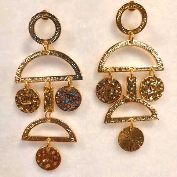 Jewelry - Gold dangle style post earrings